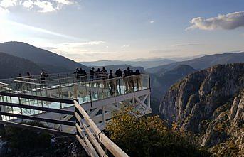 450 metreden görsel şöleni izliyorlar
