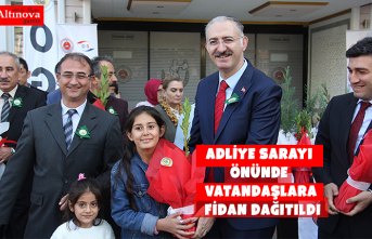 ADLİYE SARAYI ÖNÜNDE VATANDAŞLARA FİDAN DAĞITILDI
