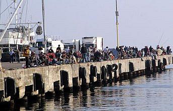 Amatör balıkçılar iskelede kovalarını balıkla dolduruyor