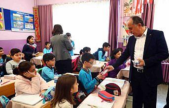 Bağcılar Belediyesi, ilkokul öğrencilerine diş macunu ve fırçası dağıttı