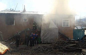 Bayburt'ta iki kardeş ile halaları yangında hayatını kaybetti