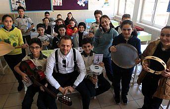 Bestekar öğretmen albümünün geliriyle okulda müzik atölyesi kurdu