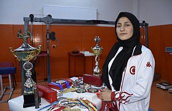 Dünyanın bileğini büküp asker selamı verdi