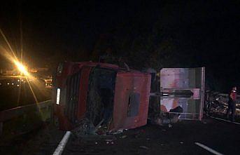 Düzce'de kara yolunda devrilen kamyon ulaşımı aksattı