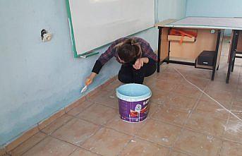 Fedakar öğretmenler köy okullarını boyadı