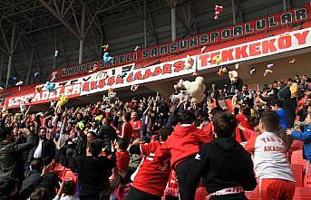 Futbol maçında kimsesiz çocuklara oyuncak sürprizi