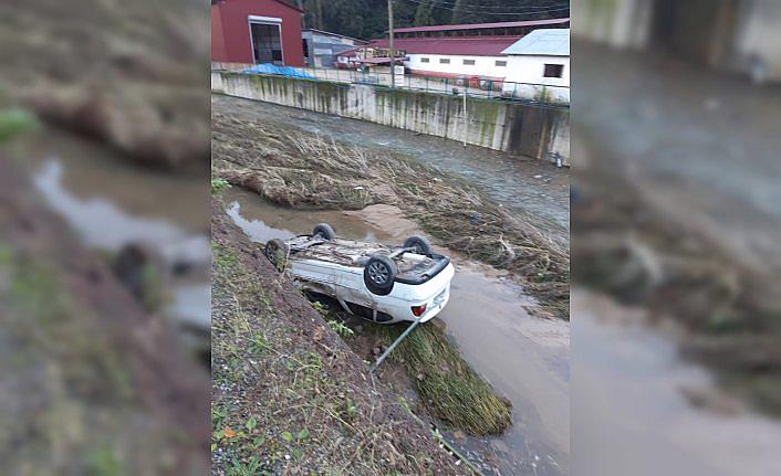 Giresun'da otomobil dereye devrildi: 2 yaralı