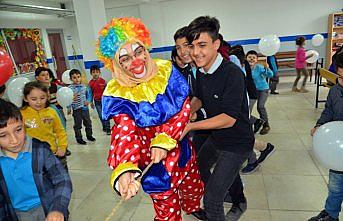 Gönüllüler okul okul gezip çocuklara geleneksel oyunları öğretiyor