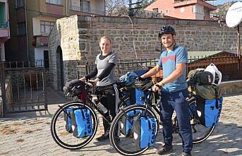 İki Alman genç bisikletle dünya turunda