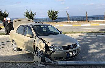 İnebolu'da otomobil aydınlatma direğine çarptı: 1 yaralı