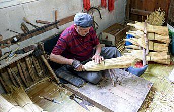 Kemal usta ekmeğini süpürgeden çıkarıyor