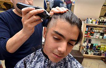 Liseli gencin uzattığı saçlar lösemili bir çocuğa peruk olacak