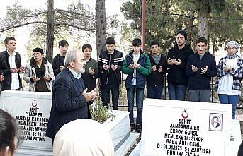 Öğrenciler ara tatilde şehit mezarlarını ziyaret ettiler