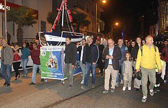 Öğrenciler için gemi maketiyle yardım topladılar