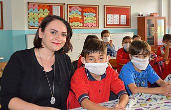 Öğrenciler lösemi hastaları için derse maskeyle girdi