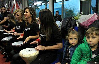 Öğretmenlerden tramvayda müzik resitali