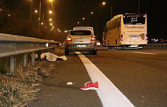 Otoyolda yolun karşısına geçmeye çalışan kadına otomobil çarptı: 1 ölü