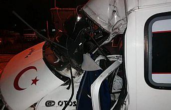 Samsun'da minibüs aydınlatma direğine çarptı: 3 ağır yaralı