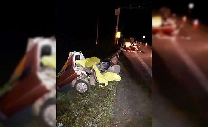 Sinop'ta direğe çarpan otomobil ikiye bölündü, sürücü yaralandı