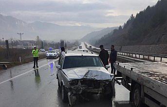 Sürücü adayının kullandığı otomobile çarptı: 2 yaralı