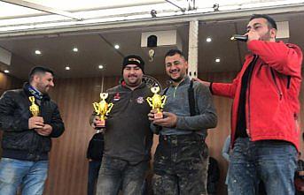 Tasarladığı off-road aracıyla zorlu parkurları aşıyor