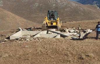 Trabzon'da yaylalardaki 9 kaçak yapının inşaat temeli kapatıldı