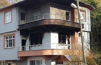 Trabzon'daki yangında dumandan etkilenen çocuk öldü