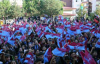 Trabzonspor Başkanı Ahmet Ağaoğlu'ndan bordo-mavili bayraklarla kutlama yapan okula ziyaret