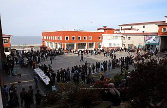 Üniversite öğrencileri festivalde 1 ton hamsi tüketti