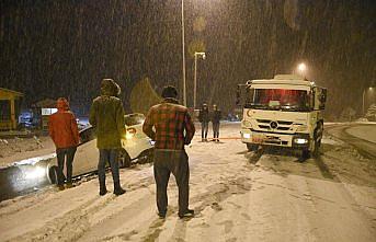 Zigana Dağı'nda kar yağışı etkili oluyor