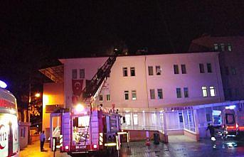 Alaçam Devlet Hastanesi çatısında çıkan yangın söndürüldü