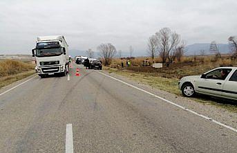 Amasya'da hafif ticari araç devrildi: 7 yaralı