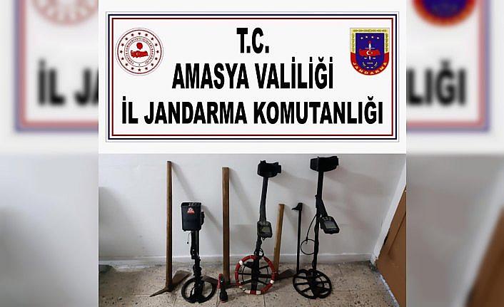 Amasya'da izinsiz kazı yaptıkları fotokapanla belirlenen 3 şüpheli suçüstü yakalandı