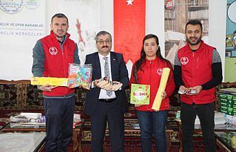 Amasya'dan Siirt'teki köy okuluna oyuncak, kitap, kırtasiye ve giyim yardımı