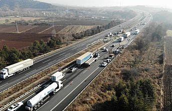 Anadolu Otoyolu'nda devrilen tır ulaşımı aksattı