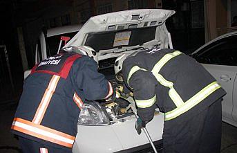 Aracın motoruna sıkışan kedi kurtarıldı