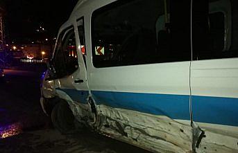 Artvin'de yolcu minibüsü ile otomobil çarpıştı: 7 yaralı