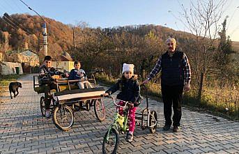 Atık malzemelerden bisiklet yapan imam çocukları sevindiriyor
