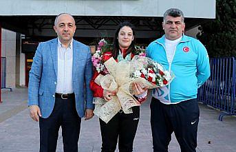 Avrupa şampiyonu milli halterci Esma Alper, Samsun'da çiçeklerle karşılandı