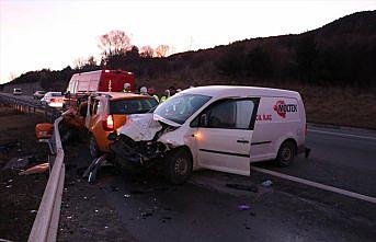 Bolu'da hafif ticari araç taksiyle çarpıştı: 1 ölü, 2 yaralı