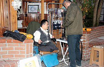 Cam kemik hastası Esad hayalini 2 metrekarelik dükkana sığdırdı