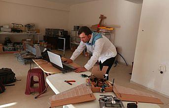 Çocukluk hayalini, kurduğu atölyede gerçekleştiriyor