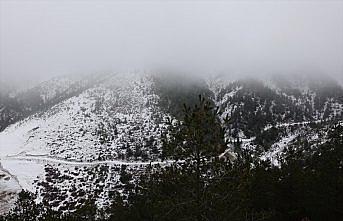 Dağcılara tırmanış yaparken 