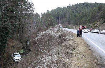 Dereye devrilen otomobildeki baba ve oğlu yaralandı