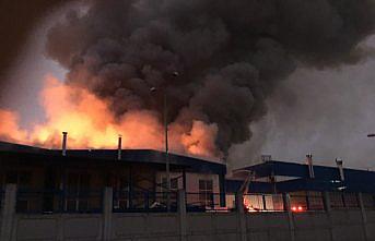 Düzce'de fabrikada çıkan yangın söndürülmeye çalışılıyor