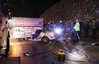 Düzce'de otomobil, manevra yapan tır ile çarpıştı: 1 ölü, 1 yaralı