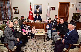 Evi yanan aileye valilik sahip çıktı