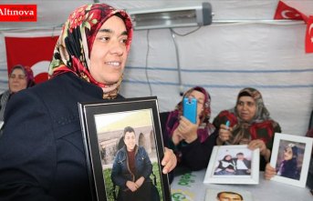 Evladına kavuştu oturma eylemi yapan annelere koştu