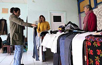 Mağazada satış yapıp gelirini sokak hayvanlarına harcıyorlar