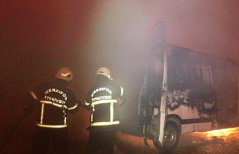 Merzifon'da park halindeki minibüs yandı